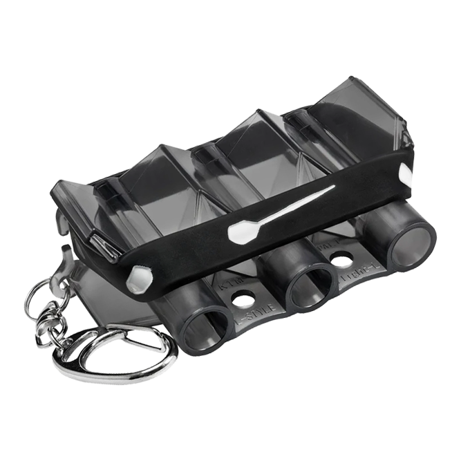 Das Bild zeigt das Produkt "L-Style Krystal Flight Case" in transparenter schwarzer Farbe. Es handelt sich um ein kompaktes Etui mit Schlüsselanhänger zur Aufbewahrung von Dart-Flights.