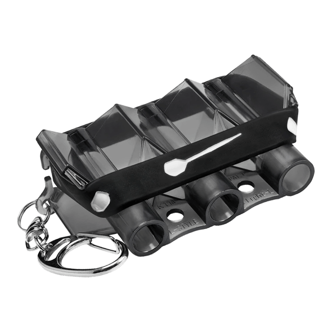 L-Style Krystal Flight Case - Clear Black Das Bild zeigt das Produkt "L-Style Krystal Flight Case" in transparenter schwarzer Farbe. Es handelt sich um ein kompaktes Etui mit Schlüsselanhänger zur Aufbewahrung von Dart-Flights.