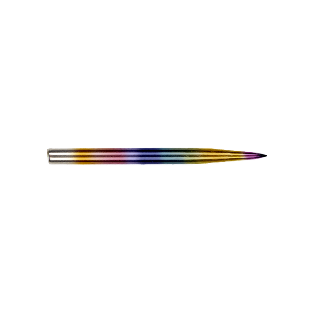 BU57613_BullsNL_Rainbow_Steeldartspitzen_32mm_2 Auf dem Bild ist eine bunte Dartspitze aus Metall zu sehen. Die Spitze hat einen Regenbogeneffekt und ist an einem Ende angespitzt.