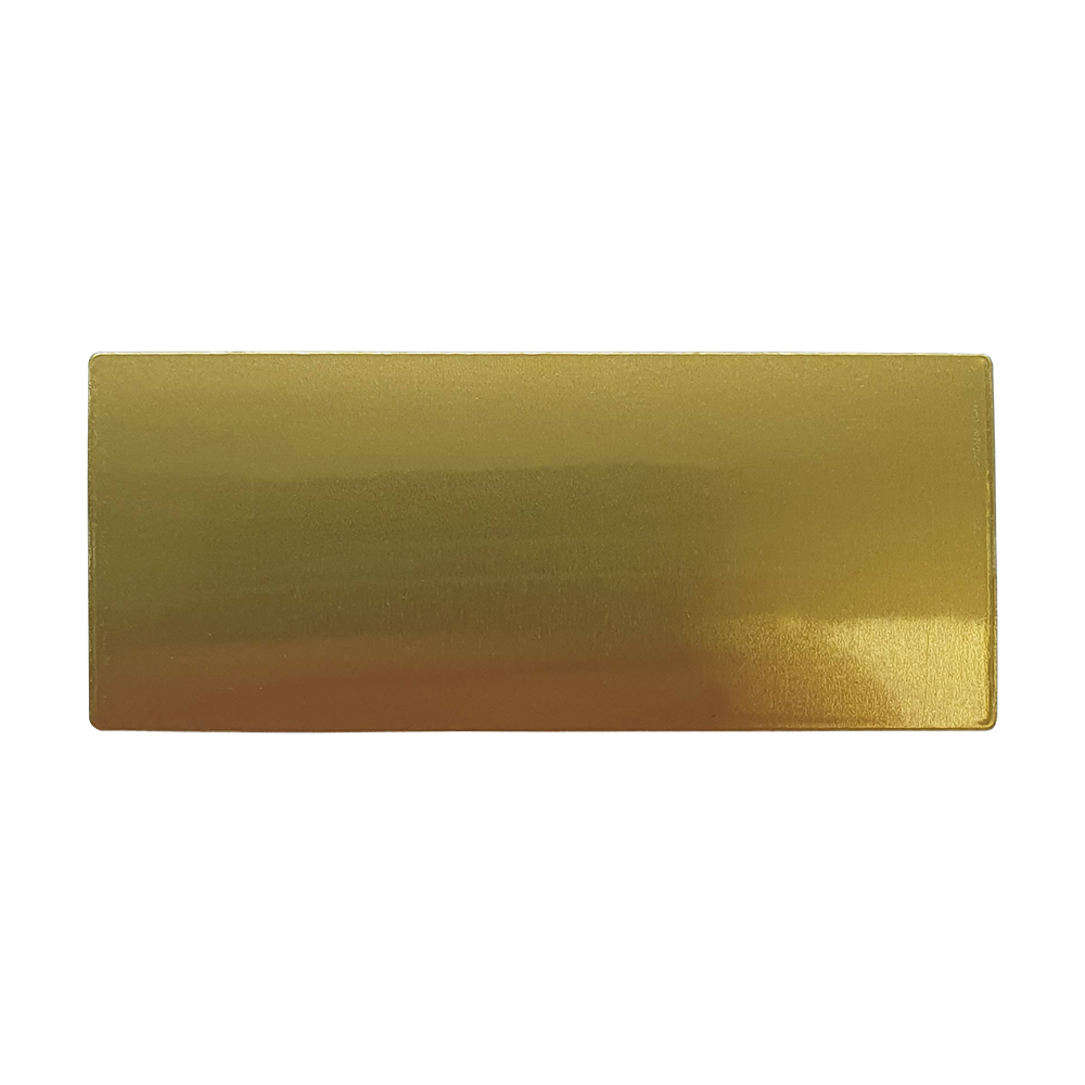 P-Schild_McDart_Pokalschild_mit_Wunschtext_4 Auf dem Bild ist ein rechteckiges, goldenes Pokalschild zu sehen. Das Schild kann mit individuellem Wunschtext graviert werden.