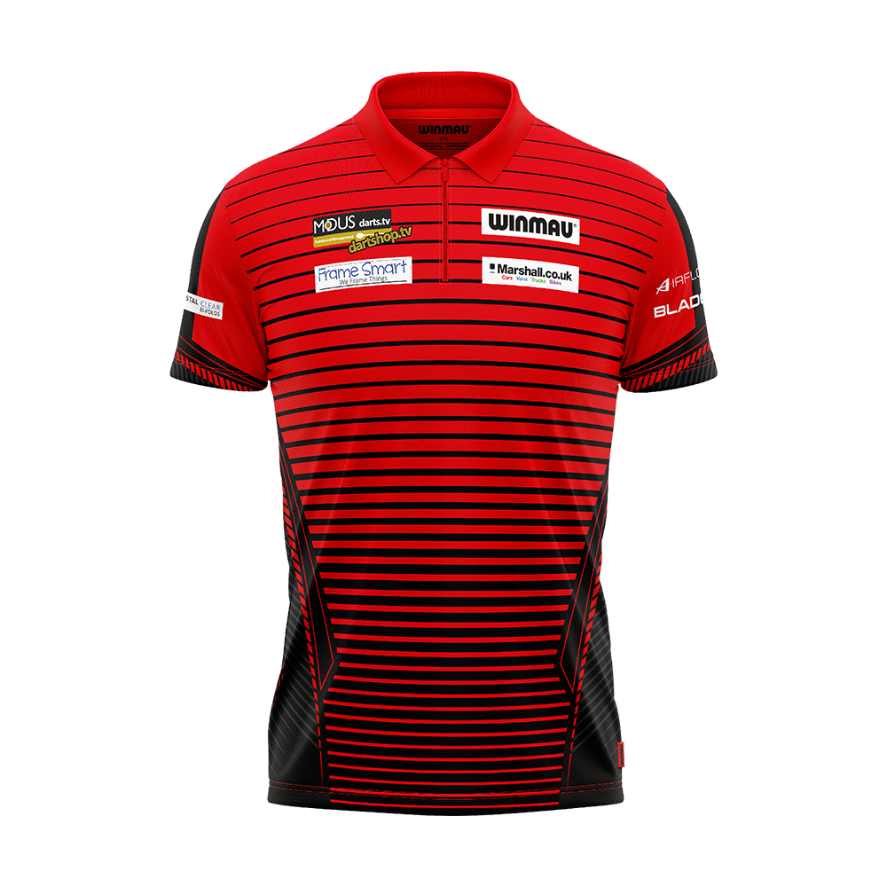8414_Winmau_Joe_Cullen_Dartshirt_1 Das Bild zeigt ein rot-schwarzes Dartshirt mit schwarzen Streifen und mehreren Sponsorenlogos. Es handelt sich um das Winmau Joe Cullen Dartshirt.