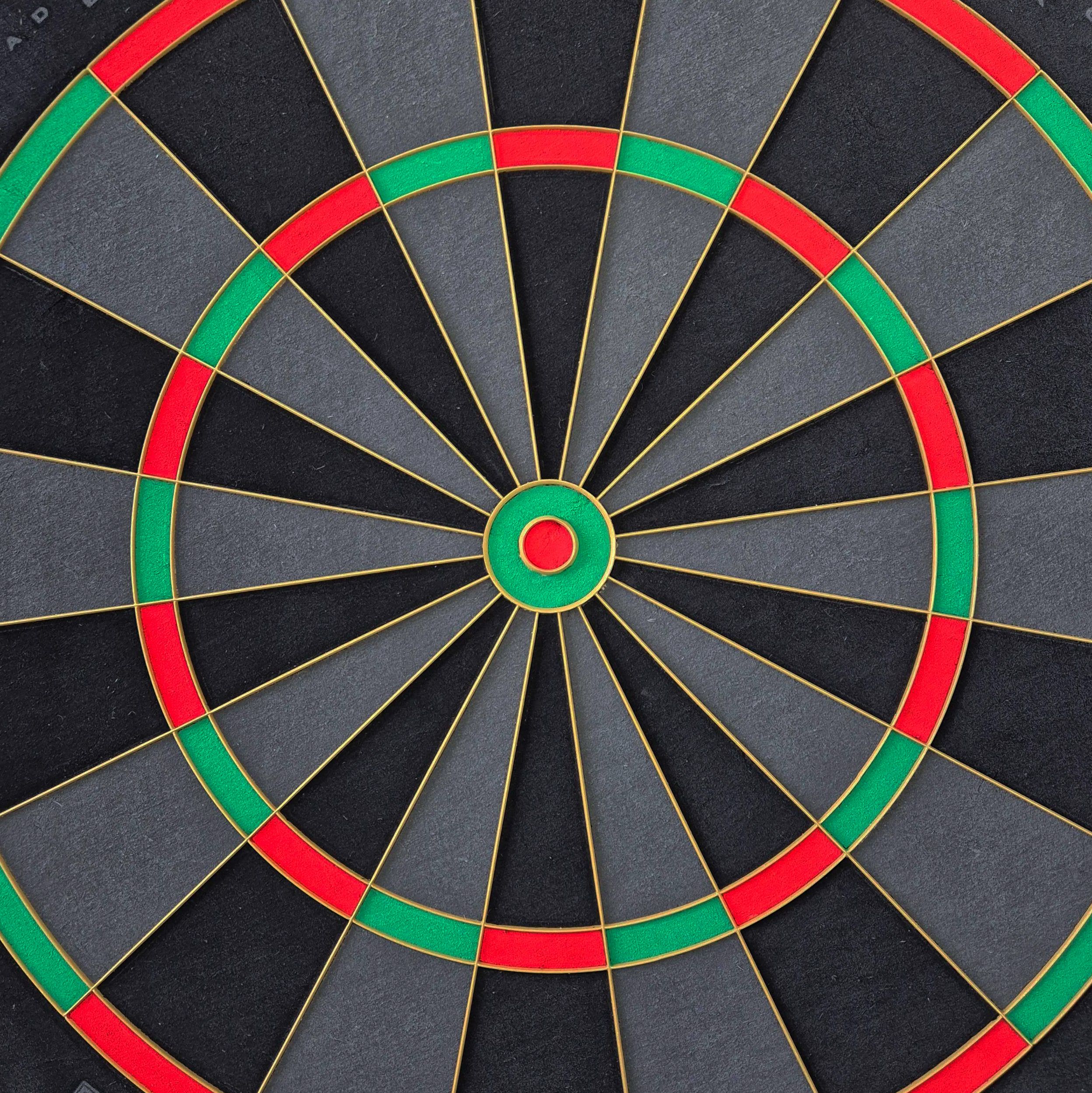 Bulls NL Advantage Black Edition steel dartboard Auf dieser Abbildung ist das BullsNL Advantage Black Edition Steeldartboard zu sehen. Es wird aus einer anderen Perspektive gezeigt.