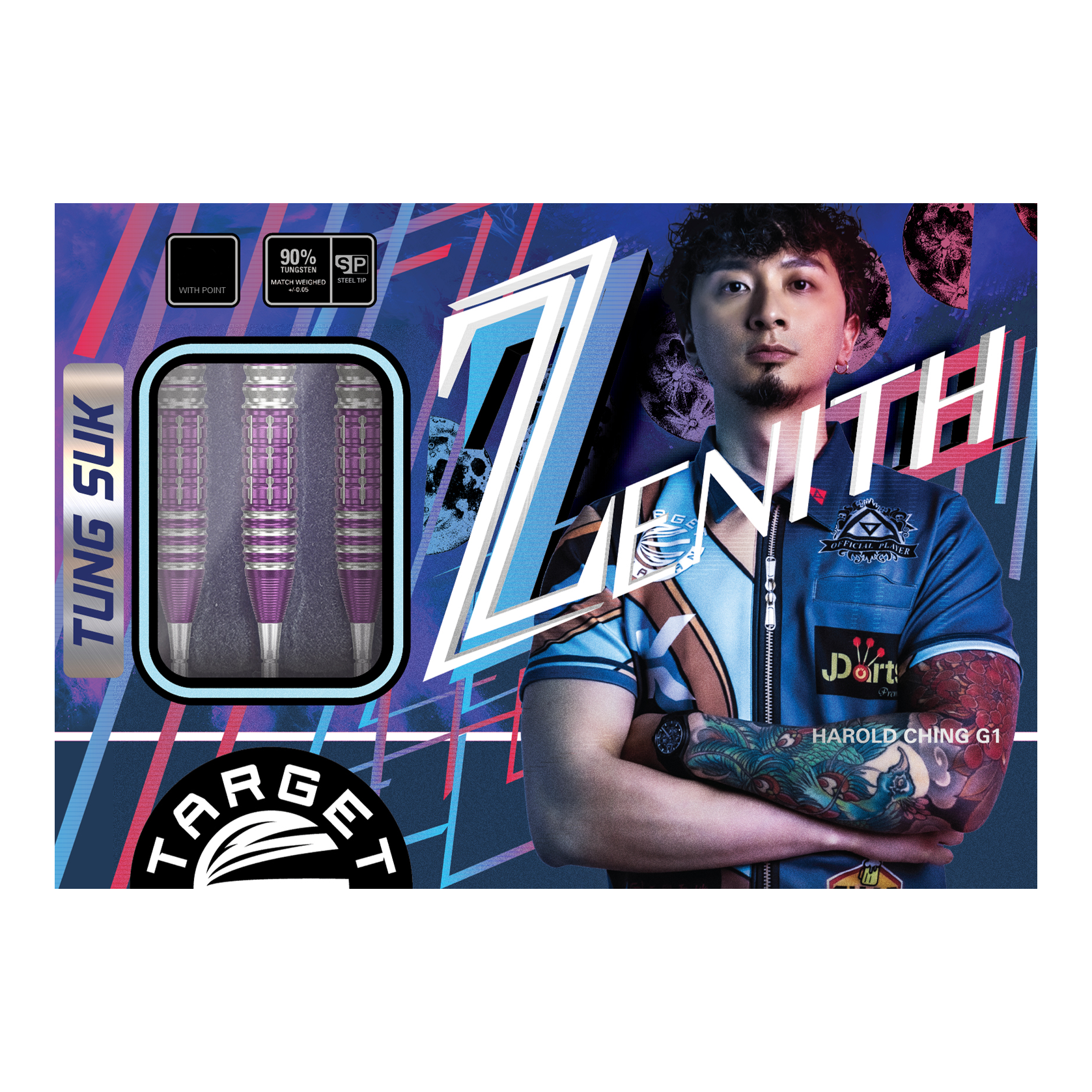 Target Japan Prime Series Tung Suk Zenith GEN1 Swiss Point Steeldarts - 23g Auf dem Bild ist die Verpackung der "Target Japan Prime Series Tung Suk Zenith GEN1 Swiss Point Steeldarts - 23g" zu sehen. Links sieht man drei Darts, rechts steht ein Mann mit verschränkten Armen vor einem bunten Hintergrund.