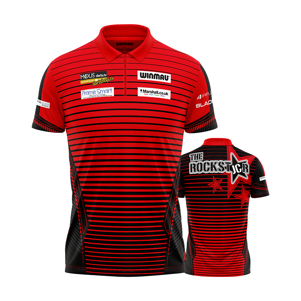 8414_Winmau_Joe_Cullen_Dartshirt_0 Das Bild zeigt das Winmau Joe Cullen Dartshirt in Rot mit schwarzen Streifen und verschiedenen Sponsorenlogos auf der Vorderseite. Auf der Rückseite steht "THE ROCKSTAR" mit Sternmotiven.