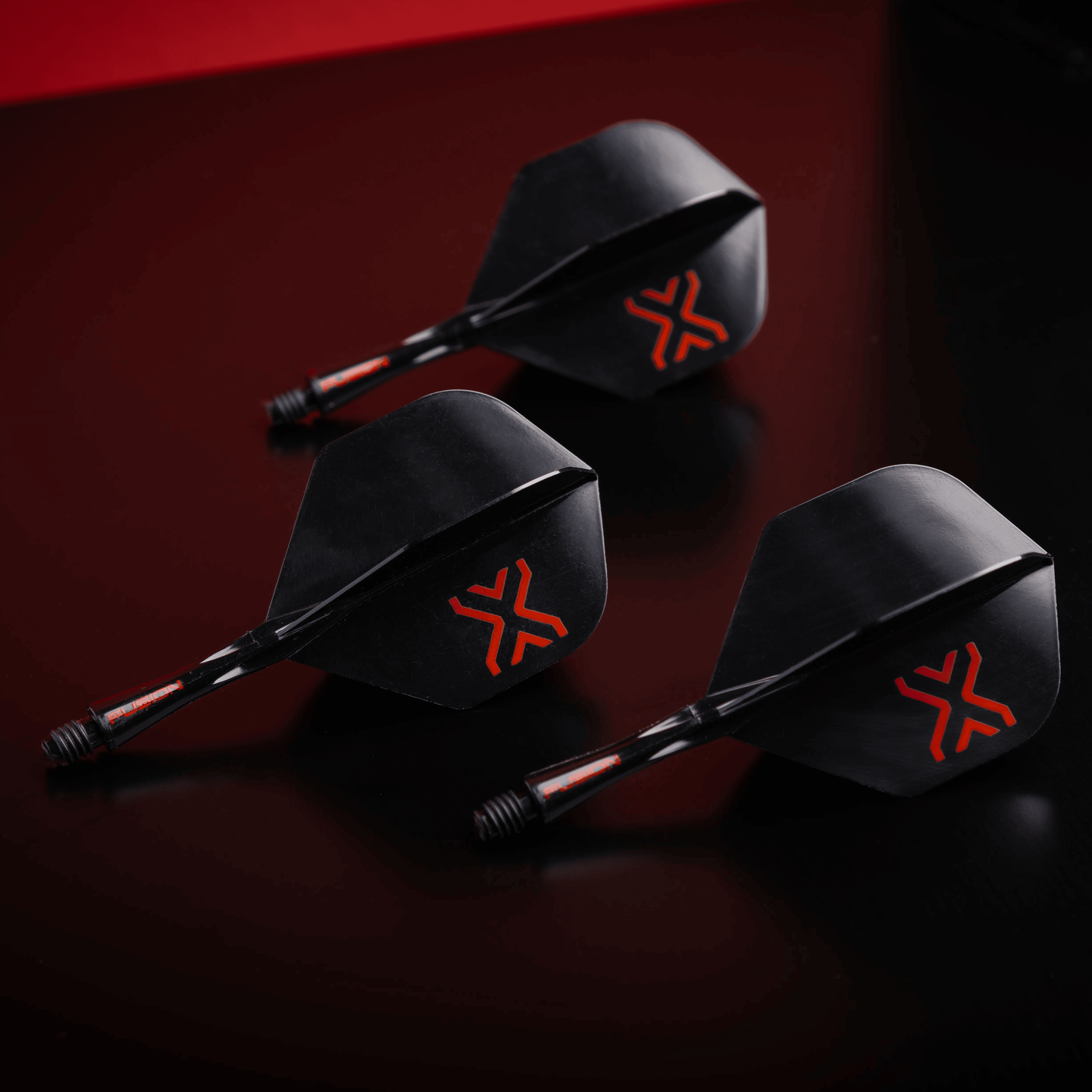 Winmau Fusion Blade X No2 Standard Flight Shaft System - Black Das Bild zeigt das Winmau Fusion Blade X No2 Standard Flight-Shaft-System in Schwarz. Es handelt sich um ein Zubehörteil für Dartspiele.