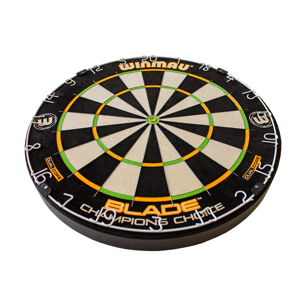 3023_Winmau_Champions_Choice_DualCore_Dartboard_2cXfejLAkxmfDA Das Bild zeigt ein Winmau Champions Choice DualCore Dartboard. Die Dartscheibe hat eine schwarze, weiße und grüne Farbgestaltung mit deutlicher Beschriftung.