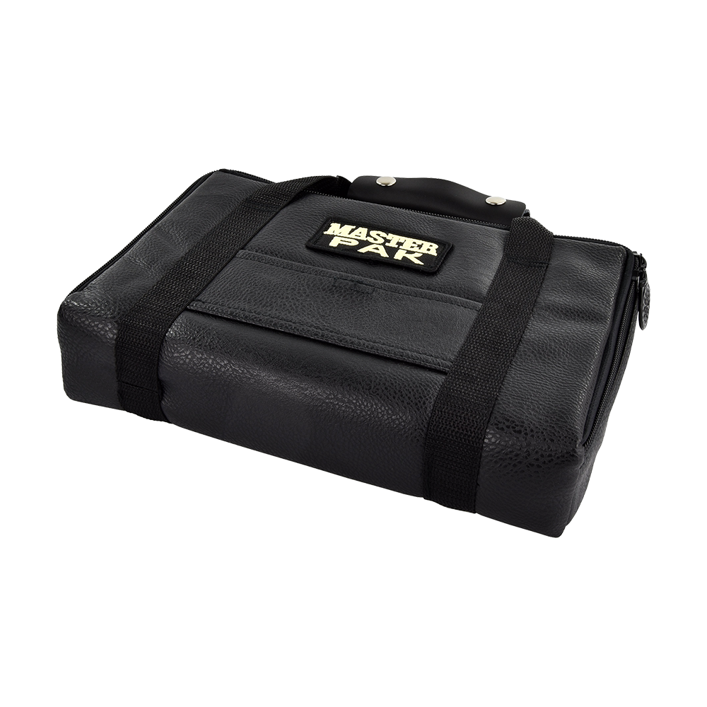 Pak5_Master_Pak_Leder_Edition_Darttasche_2 Die Abbildung zeigt die "Master Pak Leder Edition Darttasche". Die Tasche ist schwarz und hat einen robusten Griff sowie ein auffälliges Logo auf der Oberseite.