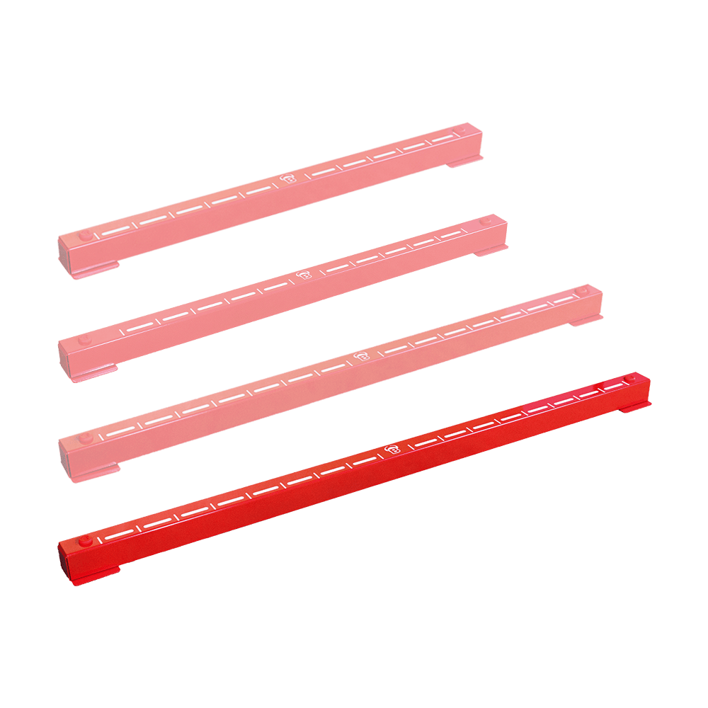 67824_Bulls_Oky_System_Metall_Oche_O90_2 Das Bild zeigt vier rote Metallbalken mit weißen Markierungen, die als Bulls Oky Metall Oche bezeichnet werden. Diese werden beim Darts als Abwurflinie verwendet.