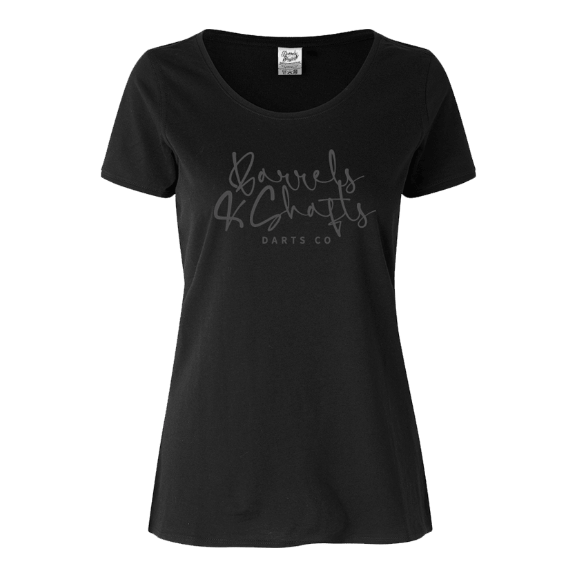 Barrels and Shafts Women's T-Shirt - Black Dieses Bild zeigt ein schwarzes Damen-T-Shirt mit der Aufschrift „Barrels and Shafts DARTS CO“ auf der Vorderseite. Das T-Shirt hat einen klassischen Rundhalsausschnitt und einen schlichten, modernen Stil.