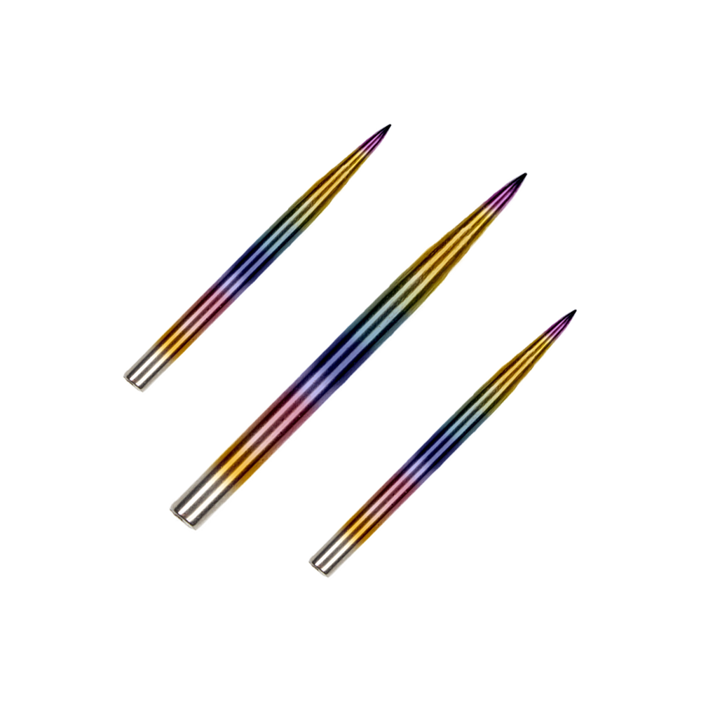 BU57613_BullsNL_Rainbow_Steeldartspitzen_32mm_1 Auf dem Bild sind drei bunte Dartspitzen zu sehen. Sie haben einen Farbverlauf in Regenbogenfarben und eine spitze Metallspitze.