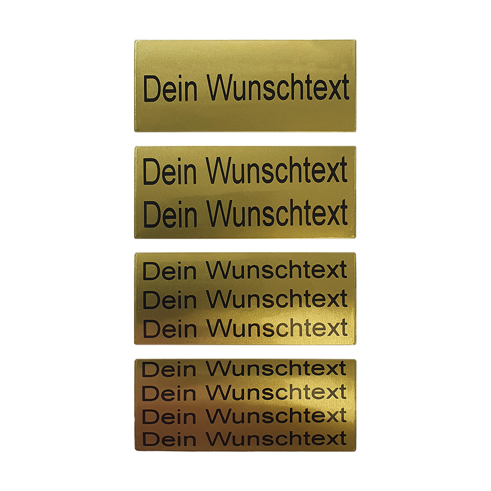 P-Schild_McDart_Pokalschild_mit_Wunschtext_3 Das Bild zeigt vier goldene Pokalschilder mit dem Text "Dein Wunschtext". Jedes Schild hat eine unterschiedliche Anzahl von Textzeilen.