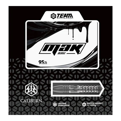 Caliburn Player MAK steel darts Das Bild zeigt die Verpackung der Caliburn Player MAK Steeldarts mit einem Gewicht von 23,5g. Die Verpackung hebt das moderne Design und eine Lebenszeitgarantie hervor.