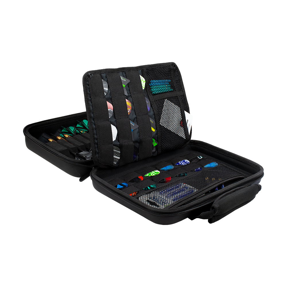 HRT-16525_Harrows_Imperial_Dartcase_Schwarz_3 Das Bild zeigt das Produkt "Harrows Imperial Dartcase - Schwarz". Das Dartcase ist geöffnet und bietet verschiedene Fächer zur sicheren Aufbewahrung von Dartzubehör.