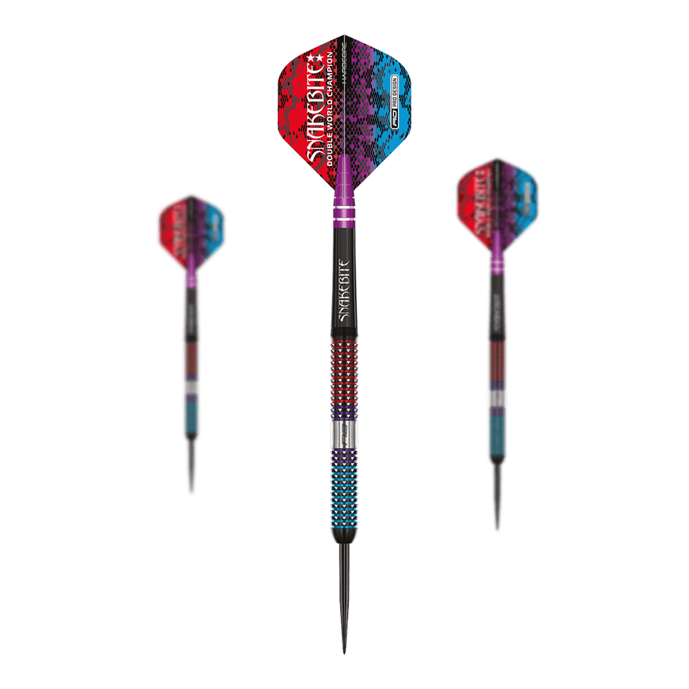 Red Dragon Peter Wright Snakebite Spirit Steel Darts Das Bild zeigt drei bunte Steeldarts mit auffälligem Schlangenmuster auf den Flights. Die Darts haben metallische Spitzen und sind mit den Farben Rot, Blau und Lila gestaltet.