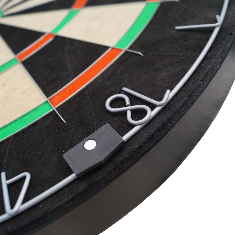 Das Bild zeigt das Karella Dartboard BullOut Set inklusive zwei Sätzen Steeldarts. Dieses Set ist ideal für Dartspieler und enthält alles, was für den Start benötigt wird.