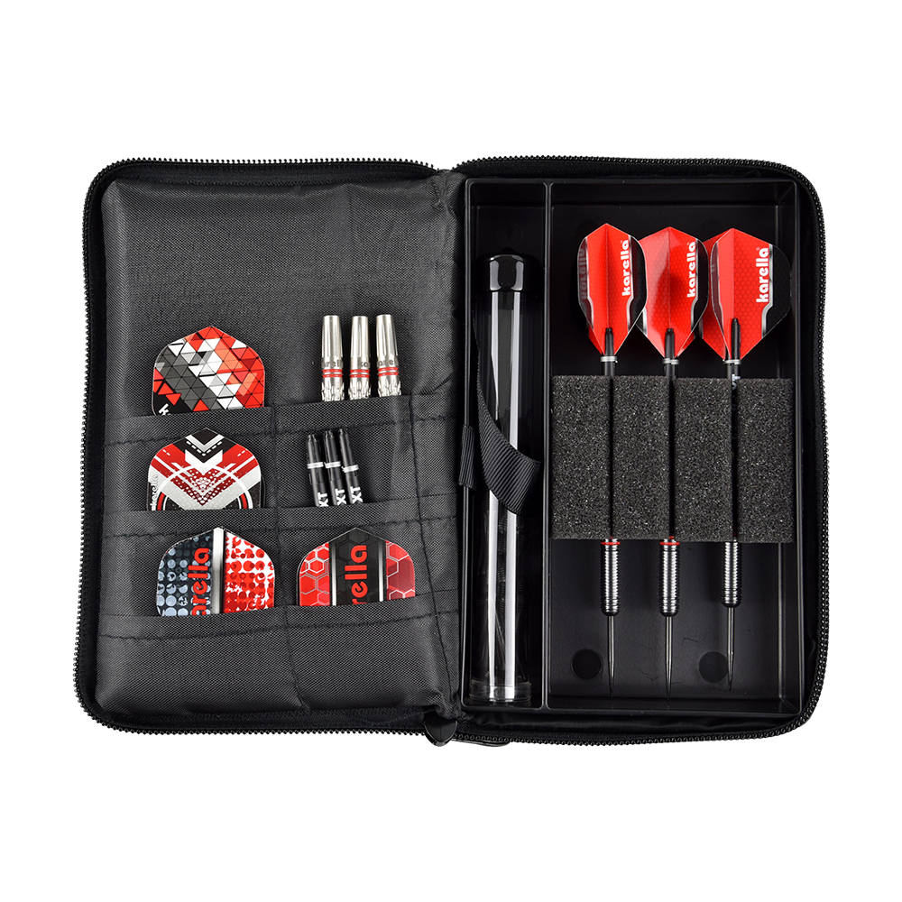 _The_Pak_Dartcase_OPEN_2JUryS4iwHAuRQ Das Bild zeigt das Produkt "The Pak Multi Dartcase - Rot Schwarz", einen aufklappbaren Dartkoffer. Im Inneren befinden sich mehrere Fächer mit Darts, Ersatzflights und Zubehör, alles ordentlich sortiert.