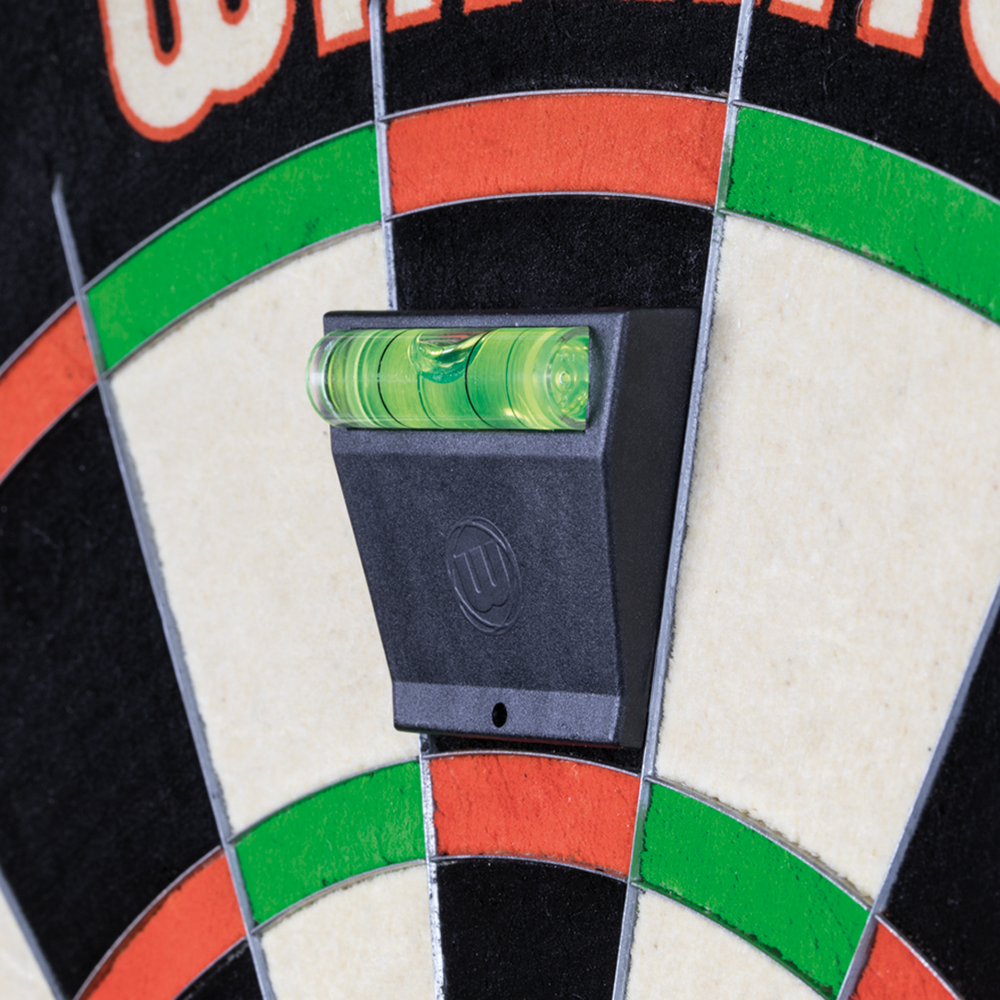 Winmau_Spirit_Master_Wasserwaage_3 Das Bild zeigt eine Winmau Spirit Master Wasserwaage, die an eine Dartscheibe angebracht ist. Die Wasserwaage hilft dabei, die Dartscheibe exakt waagrecht auszurichten.