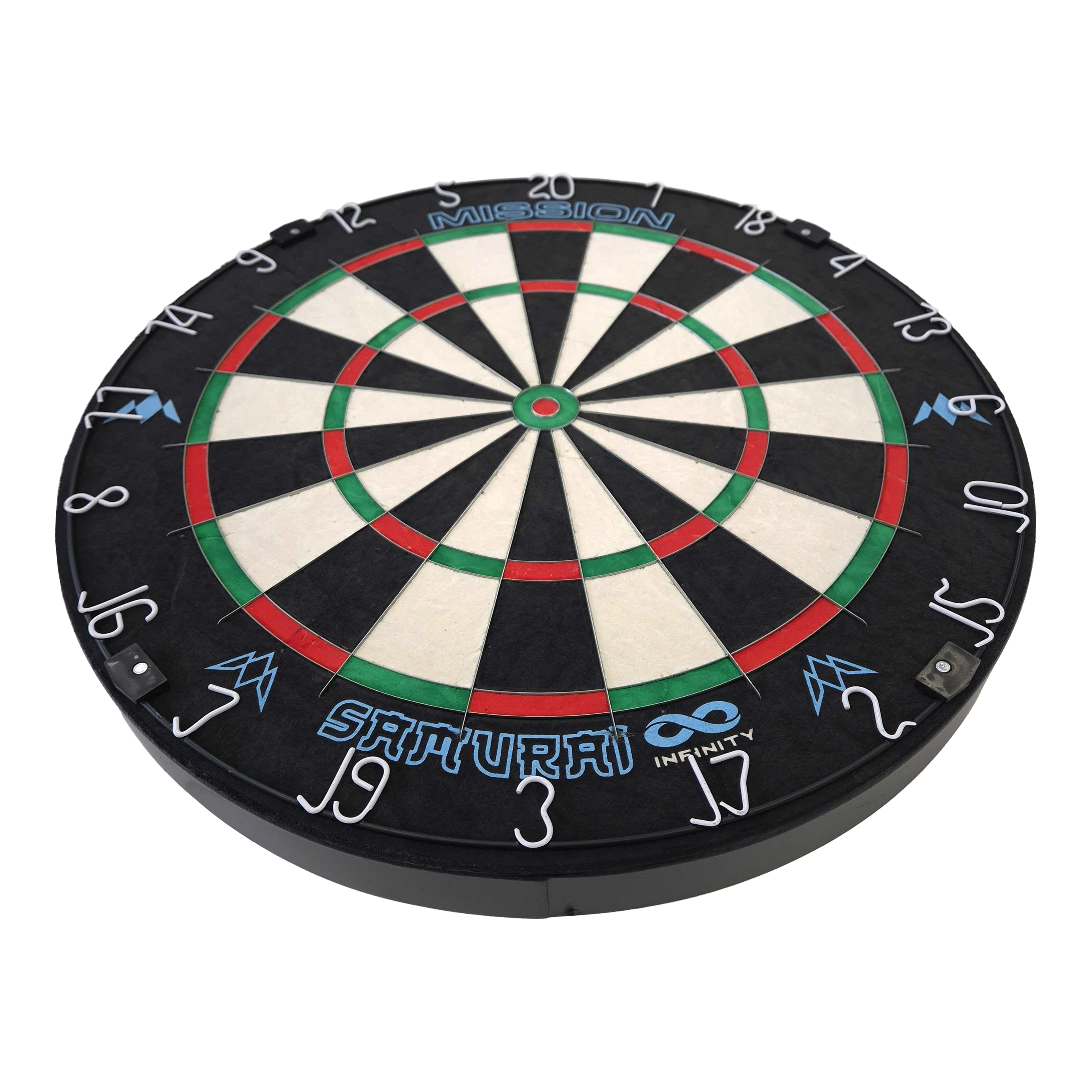 Mission Samurai Infinity steel dartboard Das Bild zeigt eine Steeldart-Scheibe mit dem Namen "Mission Samurai Infinity". Die Scheibe hat weiße, schwarze, grüne und rote Felder sowie aufgedruckte Zahlen und Logos.