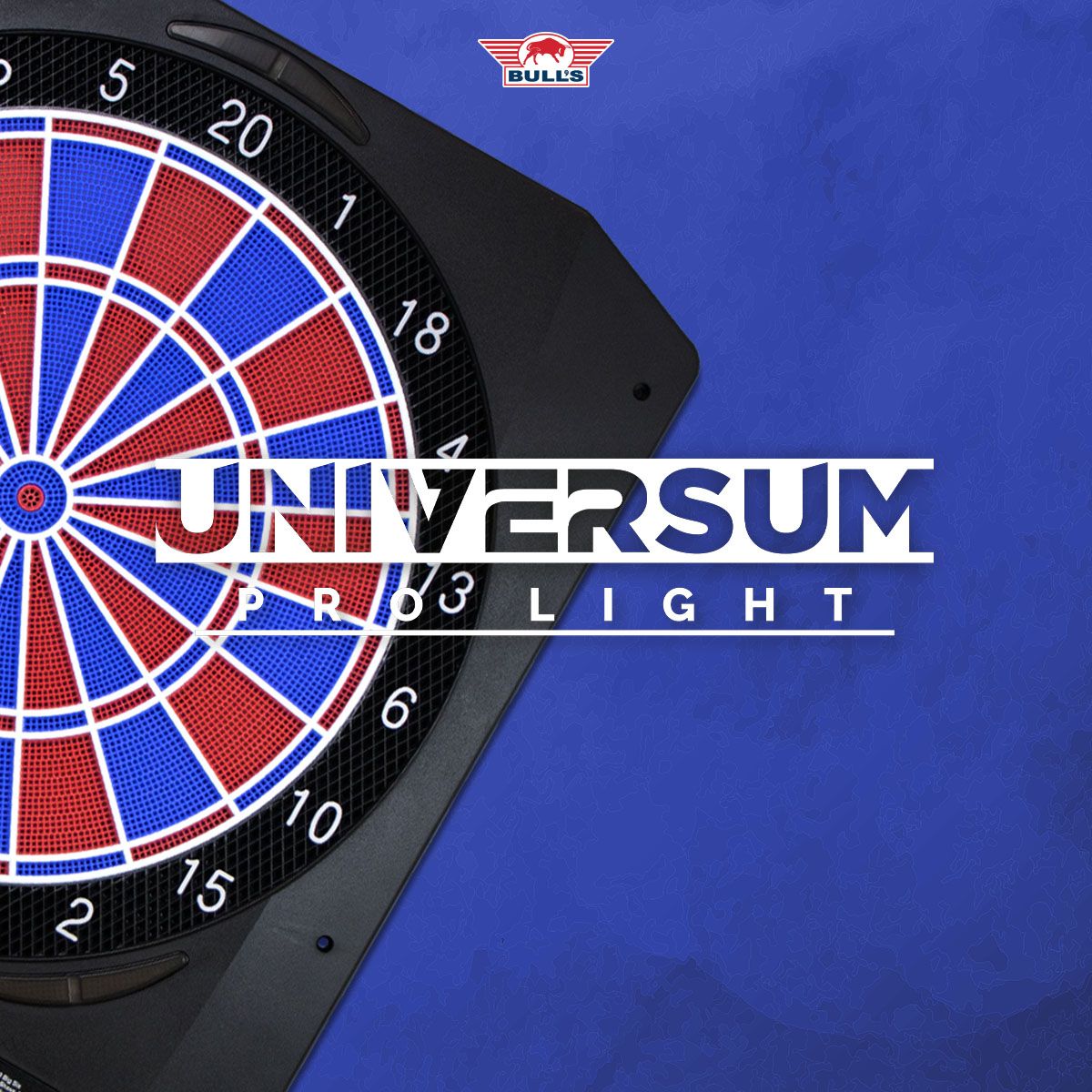 Bulls NL Universum Pro Light Electronic Dartboard - Blue Red Das Bild zeigt das Bulls NL Universum Pro Light Elektronisches Dartboard in Blau und Rot. Es ist ein elektronisches Dartboard für Freizeit- und Profispieler.
