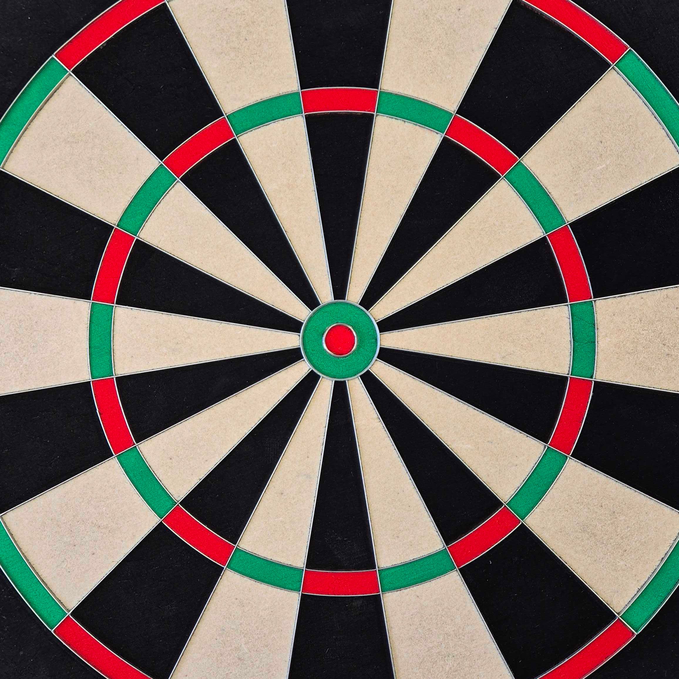 McDart Precision steel dartboard Das Bild zeigt ein McDart Precision Steeldartboard. Die Dartscheibe ist in schwarze, beige, grüne und rote Segmente unterteilt.