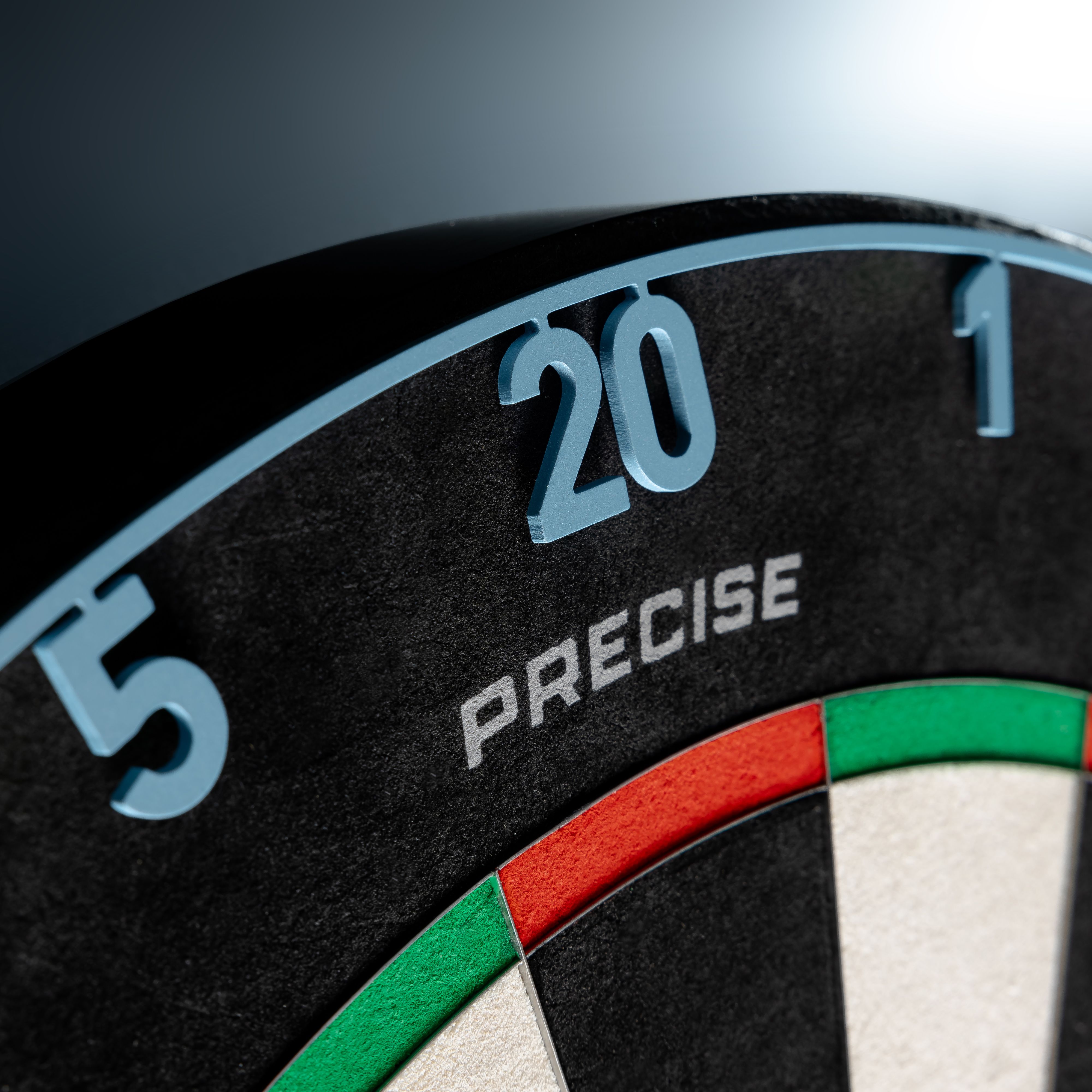 Auf dem Bild sieht man das Precise 180 Endorphine Steeldartboard mit Nummernring in Infinity Blue. Diese Dartscheibe ist für ein präzises Spiel konzipiert.