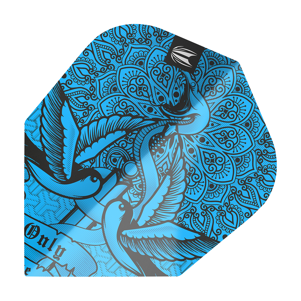 TG485_335450_Target_ProUltra_Ink_Blue_No6_Flights_1 Dieses Bild zeigt das Produkt "Target ProUlta Ink Blue No6 Flights". Das Flight ist blau mit einem kunstvollen Muster und drei stilisierten Vögeln verziert.