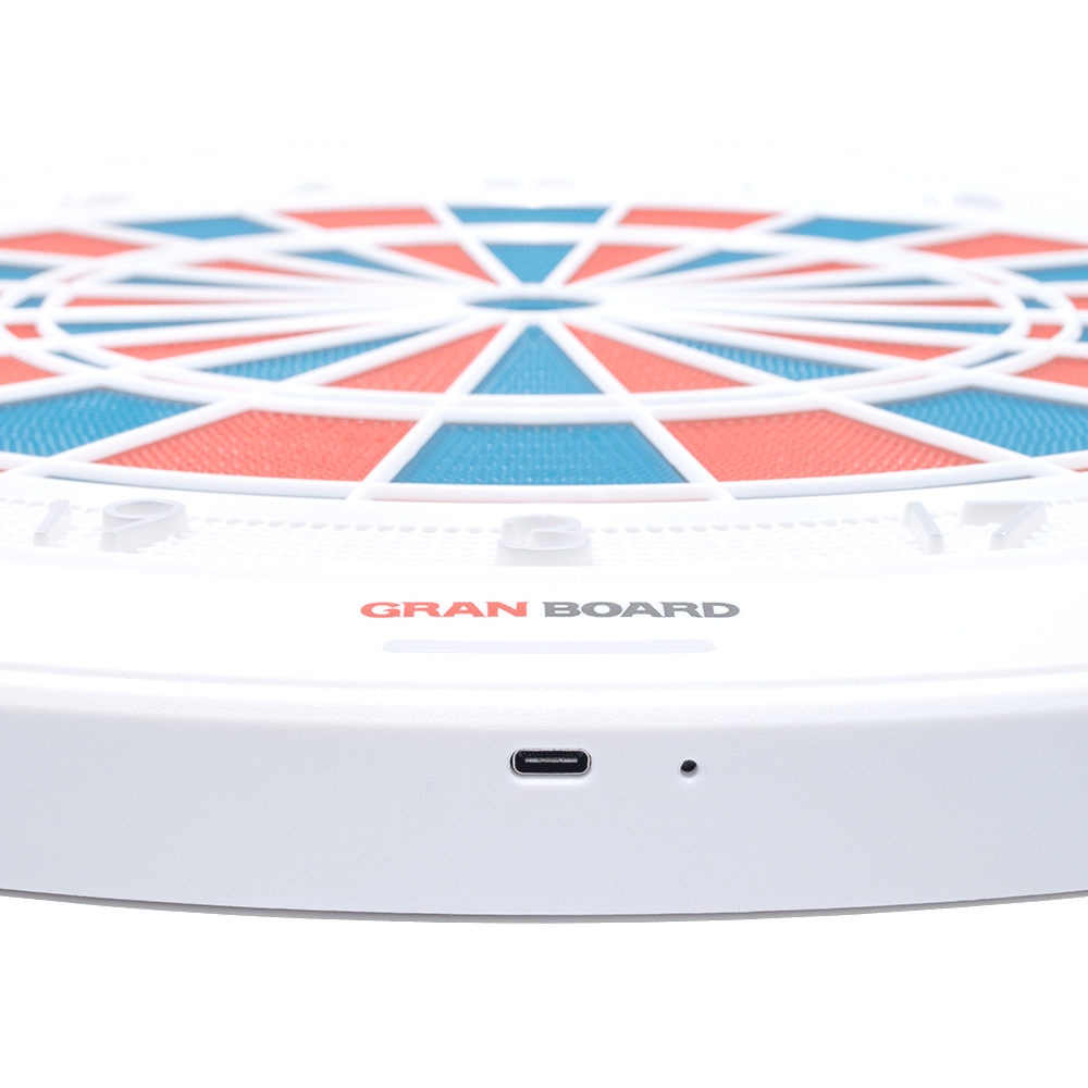 g01440_GranBoard_132_Elektronisches_Dartboard_3 Das Bild zeigt das elektronische Dartboard „GranBoard 132“ mit einem modernen, farbigen Design. Im Vordergrund ist der USB-Anschluss des Geräts gut sichtbar.