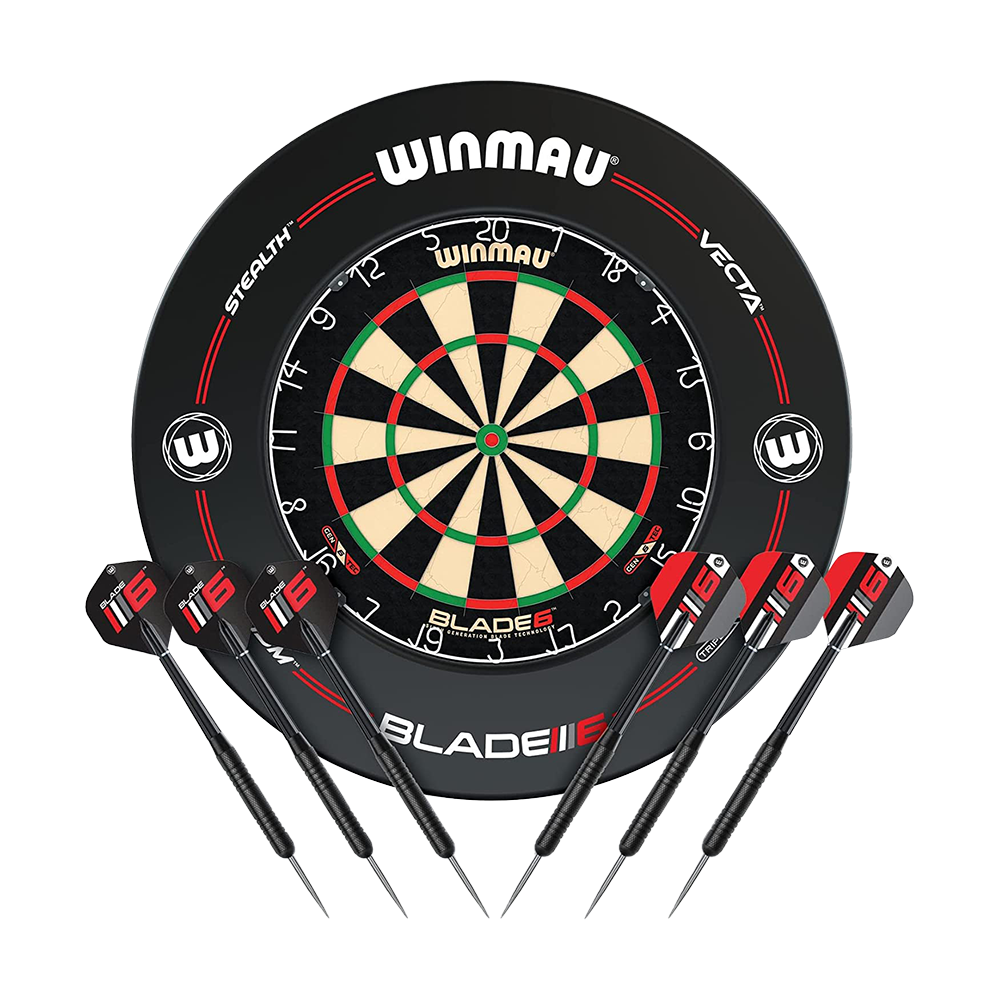 B6XLSET_Winmau_Blade_6_Dartboard_Set_mit_2_Sets_Darts_und_Winmau_Surround_1 Das Bild zeigt eine Winmau Blade 6 Dartscheibe mit einem schwarzen Schutzring. Vor der Dartscheibe liegen sechs Dartpfeile, jeweils drei auf jeder Seite.