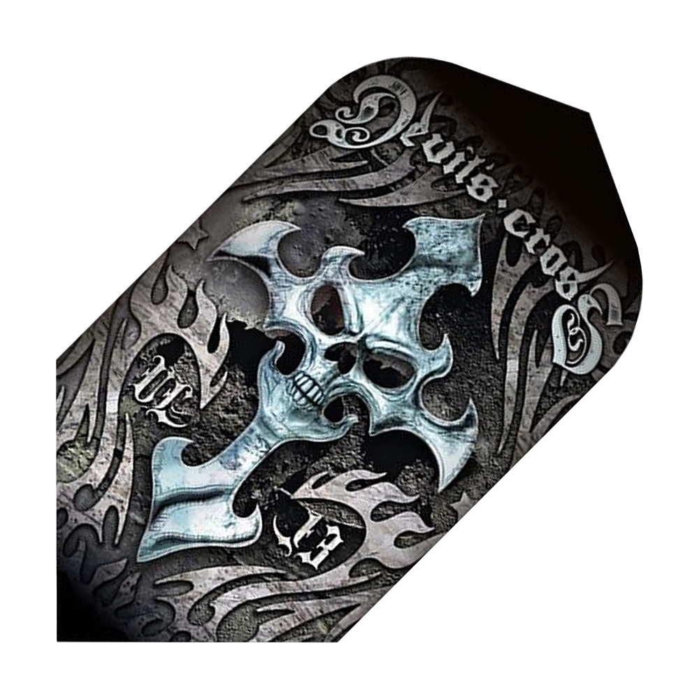 ALC9_Alchemy_Devils_Cross_Slim_Flights_1 Das Bild zeigt das Produkt „Alchemy Devils Cross Slim Flights“ mit einem auffälligen Totenkopf-Kreuz-Design. Auf dem Flight sind außerdem dekorative Flammenmuster und Schriftzüge zu sehen.