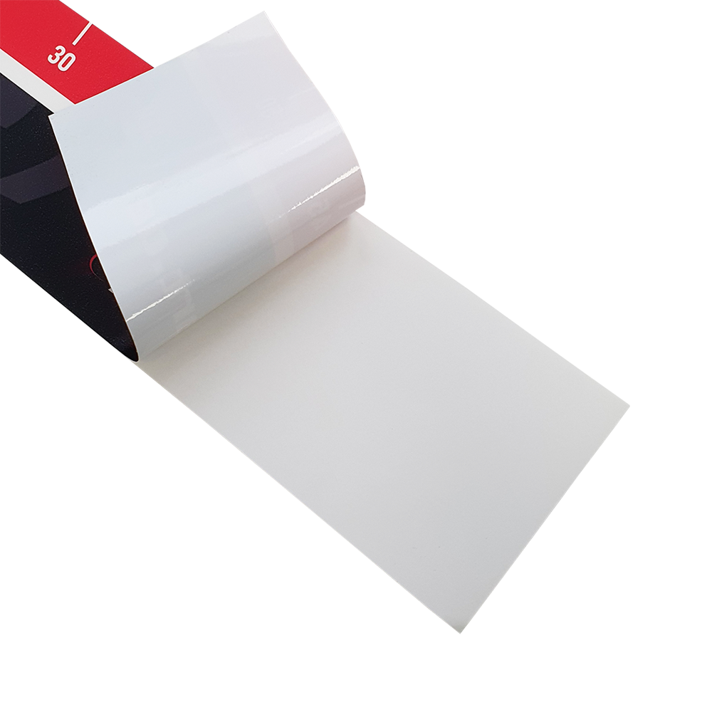 688_McDart_Abwurflinie_2 Das Bild zeigt das Produkt "McDart Abwurflinie", eine klebende Markierungslinie für Dartspieler. Die Schutzfolie wird teilweise abgezogen, um die Klebefläche freizulegen.