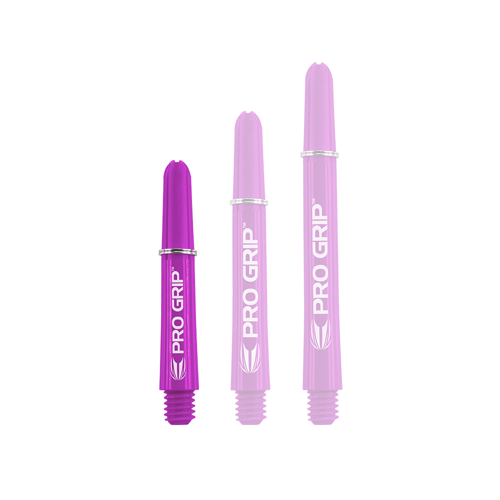 Target Pro Grip Shafts - 3 Sets - Purple Das Bild zeigt drei lilafarbene Dartschäfte mit der Aufschrift "PRO GRIP". Sie stehen nebeneinander und sind unterschiedlich lang.
