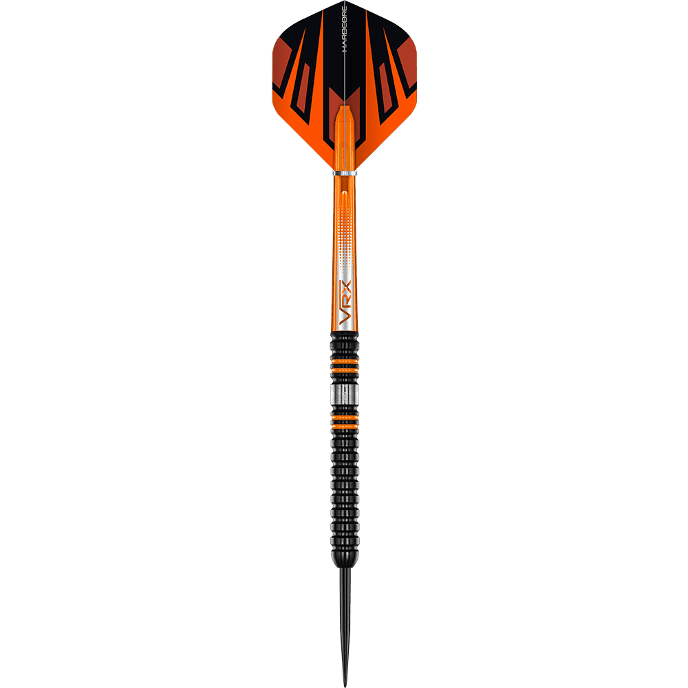 RD2527_Red_Dragon_Amberjack_Pro_1_Steeldarts_1sHK8pk6W4e8QZ Das Bild zeigt einen Steeldart namens "Red Dragon Amberjack Pro 1". Der Dart ist schwarz und orange und hat ein auffälliges Design mit feinen Rillen am Griff.
