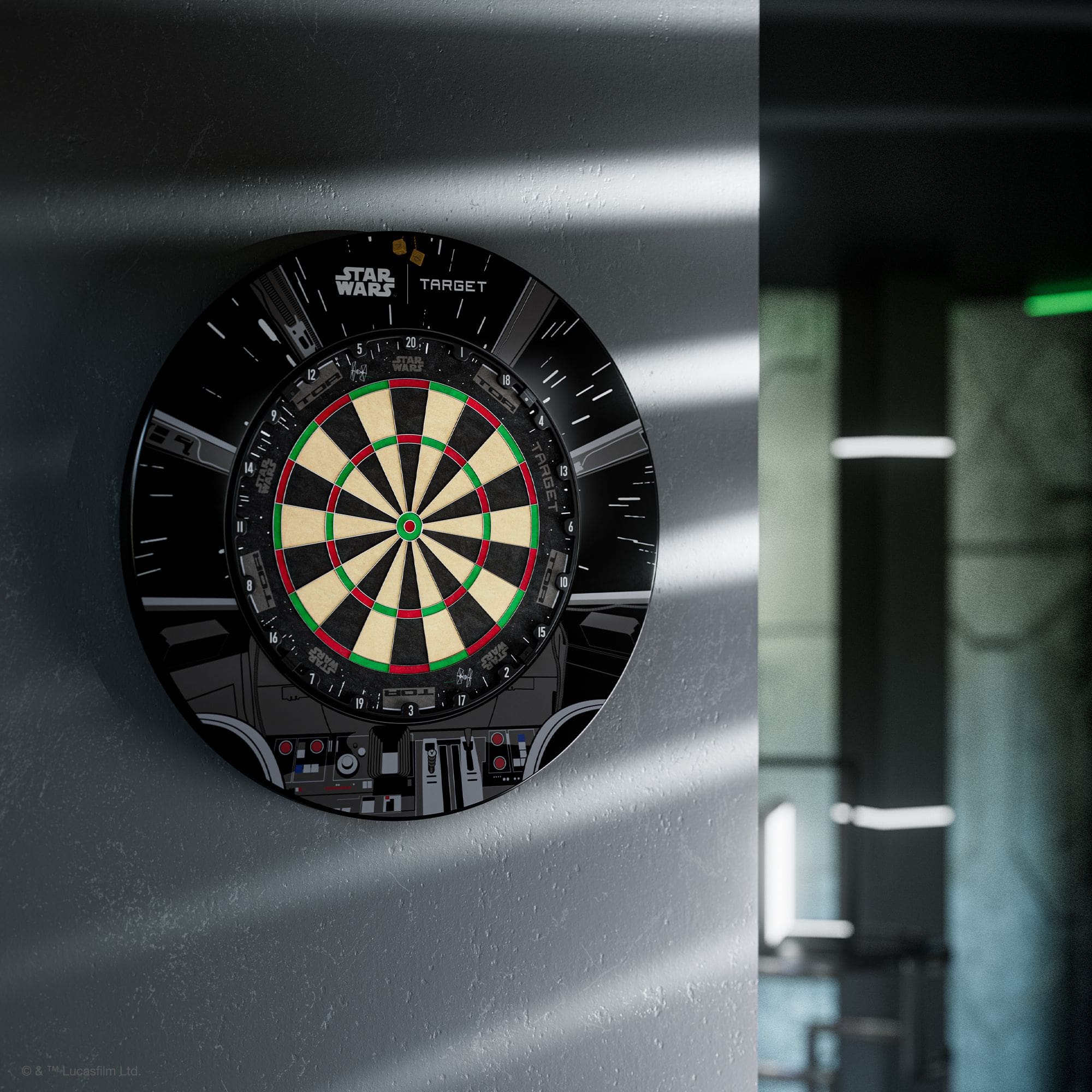 Target Star Wars Millennium Falcon TOR Dartboard Surround Bundle Gezeigt wird das Target Star Wars Millennium Falcon Surround Board Bundle. Das Produkt verbindet Dartzubehör mit Star Wars-Elementen.