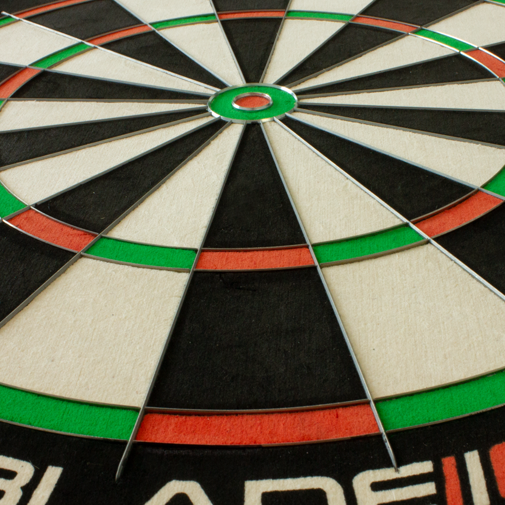 3031_Winmau_Blade_6_DualCore_Steeldartboard_4 Das Bild zeigt das Winmau Blade 6 DualCore Steeldartboard aus der Nähe. Die bunten Segmente und der Metall-Draht sind deutlich zu erkennen.