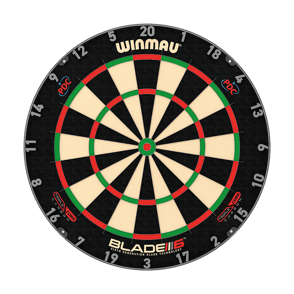 Zu sehen ist das Winmau Blade 6 Triple Core Set mit PDC Surround und 2 Sets Darts. Das Bundle bietet eine Turnier-Dartscheibe mit schwarzem Surround und zwei Dart-Sets.