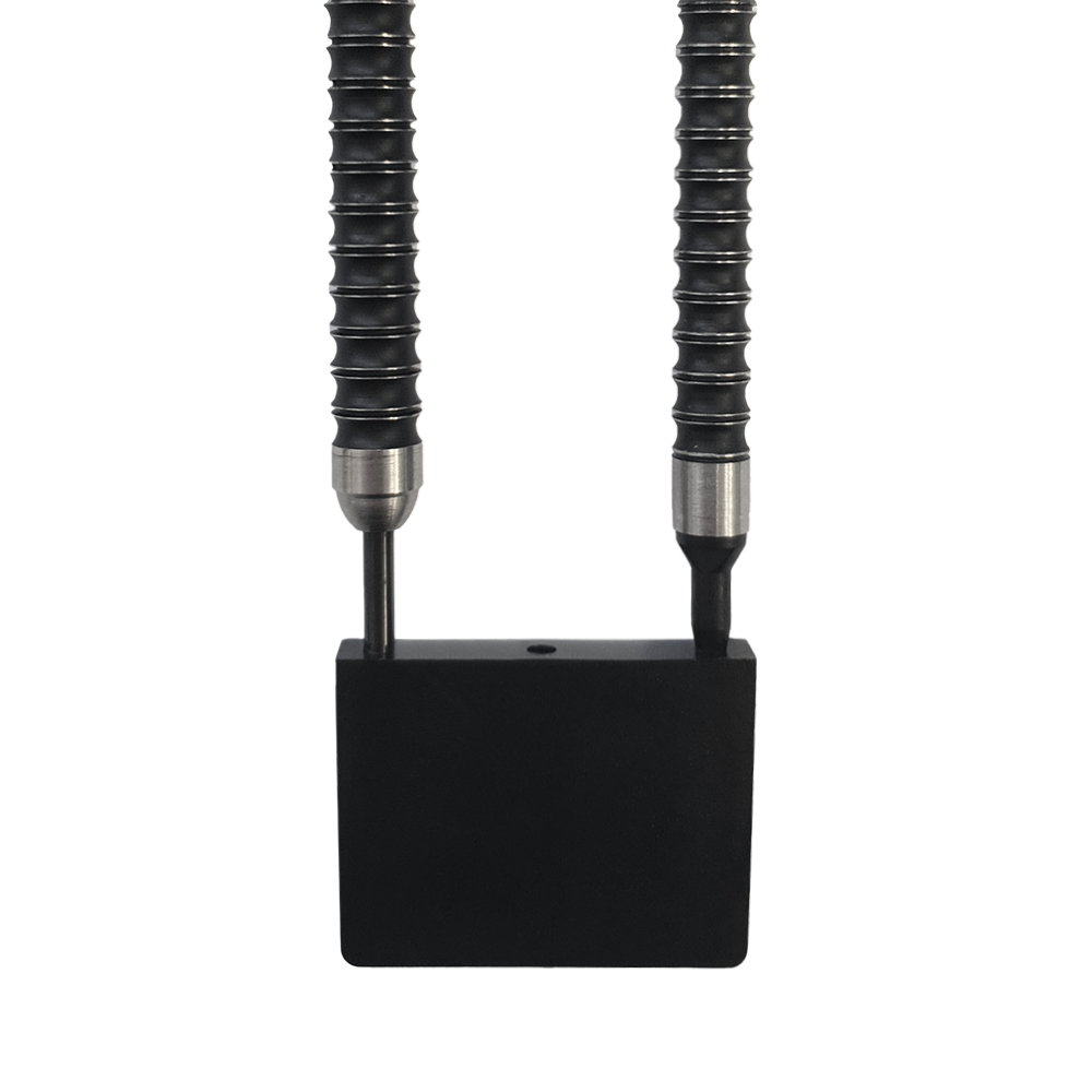 643_Point_Guard_2_Variante1 Das Bild zeigt das Produkt „Point Guard“, das aus einem rechteckigen schwarzen Block und zwei gewundenen Metallstiften besteht. Die Metallstifte sind oben mit silbernen Spitzen versehen und ragen parallel nach oben.