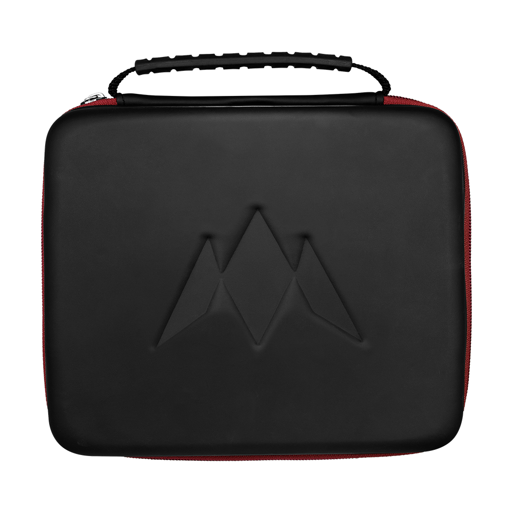 Mission Luxor Dart Wallet Dies ist eine schwarze Tragetasche mit rotem Reißverschluss und einem geprägten Logo auf der Vorderseite. Oben befindet sich ein Griff, um die Tasche leicht zu tragen.