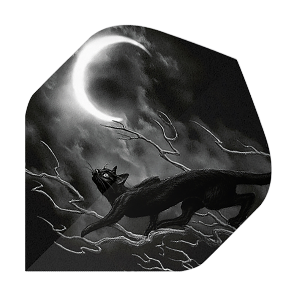 Alchemy Minnaloushe No2 Standard Flights Das Bild zeigt einen schwarzen Kater, der auf knorrigen Ästen unter einem leuchtenden Halbmond läuft. Der Hintergrund ist dunkel und geheimnisvoll, was dem Motiv eine mystische Stimmung verleiht.