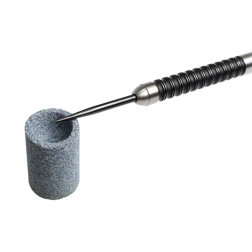 622_Schleifstein_2 Das Bild zeigt einen zylindrischen Schleifstein und ein Metallwerkzeug mit Griff. Das Werkzeug wird in den Schleifstein eingeführt.