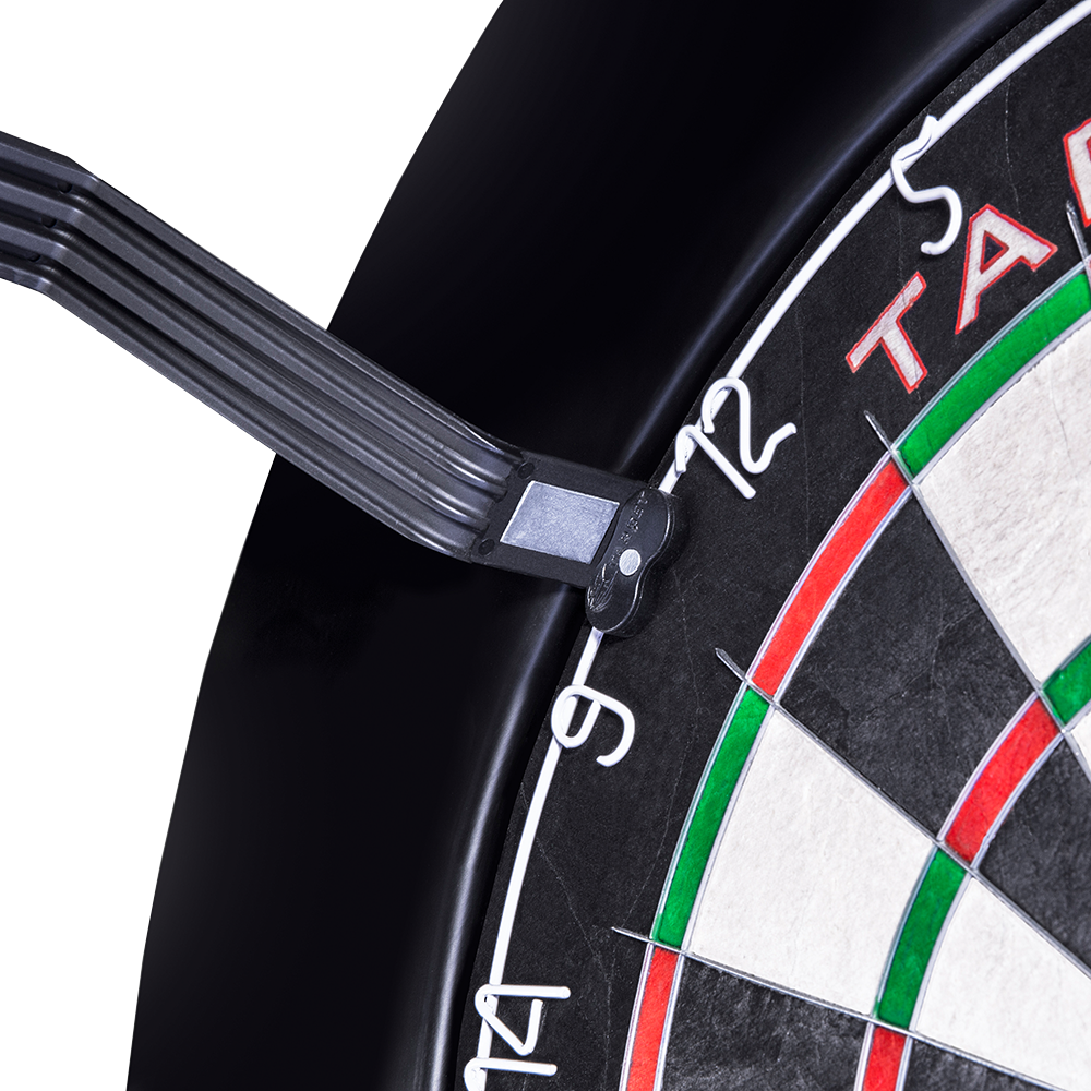 Das Bild zeigt einen LED-Beleuchtungsring, der an einem Dartboard befestigt ist. Das Produkt heißt "Target CORONA Vision LED Dartboard Lighting System".
