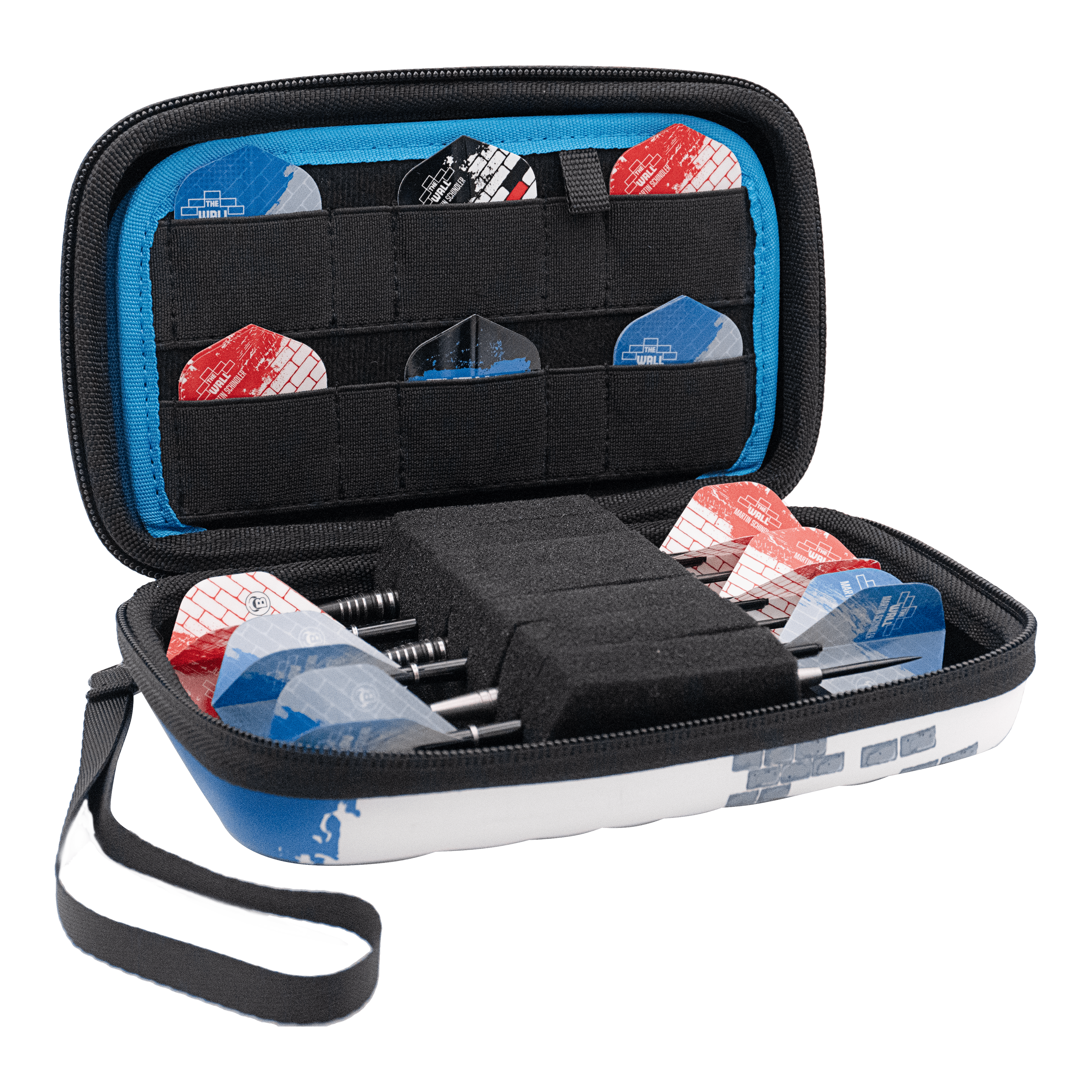 Das Bild zeigt das Bulls Orbis XL Martin Schindler Dartcase, das geöffnet ist. Im Inneren sind mehrere Darts und Ersatz-Flights ordentlich verstaut.