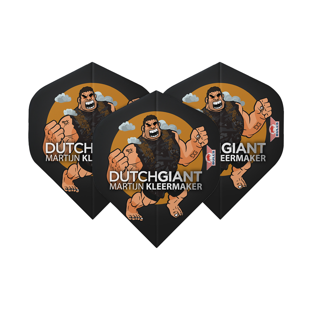 BU50922_Bulls_NL_Player_100_Martijn_Kleermaker_Cartoon_No2_Standard_Flights_1QTRJeFi0kbR9e Das Bild zeigt drei Dart-Flights mit einer Cartoonfigur und der Aufschrift "Dutch Giant Martijn Kleermaker". Die Flights sind schwarz mit einem orangenen Hintergrund und haben das Bulls-Logo.