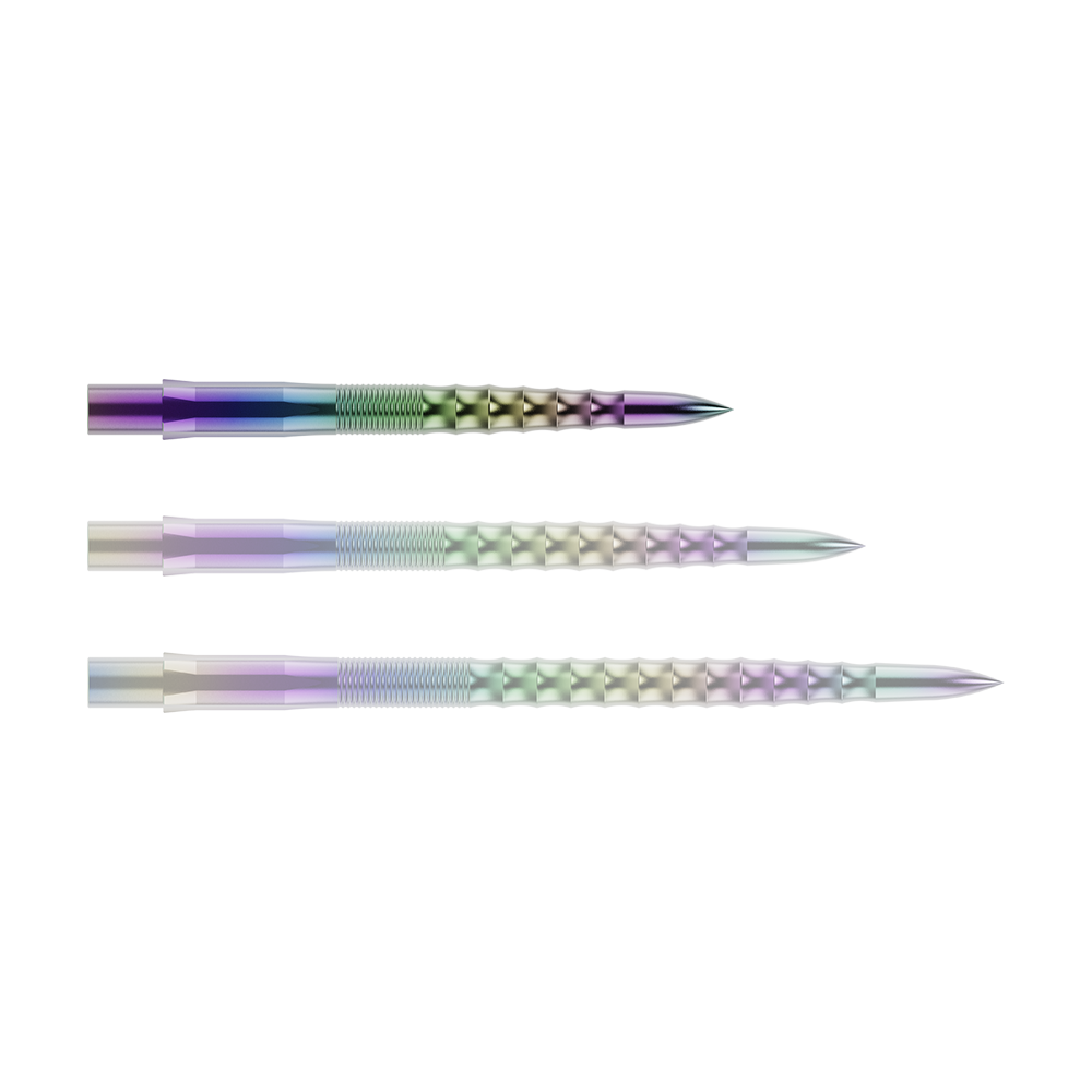 Mission Caliburn EVO dart tips - Ripple - Coral Auf dem Bild sind drei bunte Steeldartspitzen mit einem geriffelten und gewellten Muster zu sehen. Sie liegen parallel nebeneinander auf einem grünen Hintergrund.
