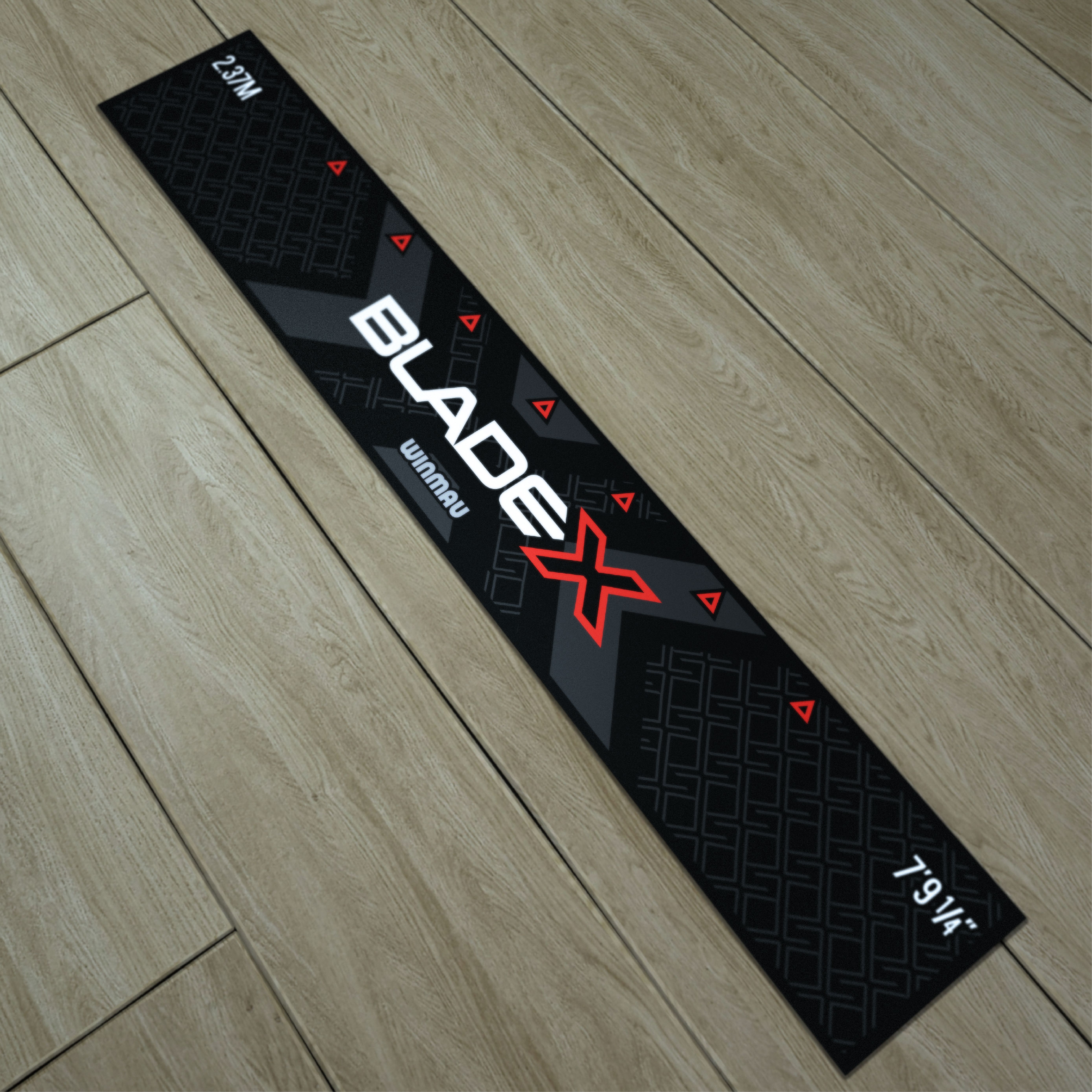 Winmau Blade X throw line Zu sehen ist die Winmau Blade X Abwurflinie. Sie hilft, die richtige Entfernung beim Werfen festzulegen.