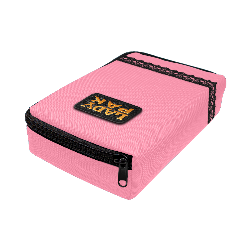 713TP_The_Pak_Dartcase_LadyPak_Rosa_2 Das Bild zeigt ein pinkfarbenes Etui namens "The Pak Dartcase - Lady Pak" mit einem schwarzen Reißverschluss. Auf dem Etui ist ein Patch mit der Aufschrift "LADY PAK" angebracht und es ist mit schwarzer Spitze verziert.