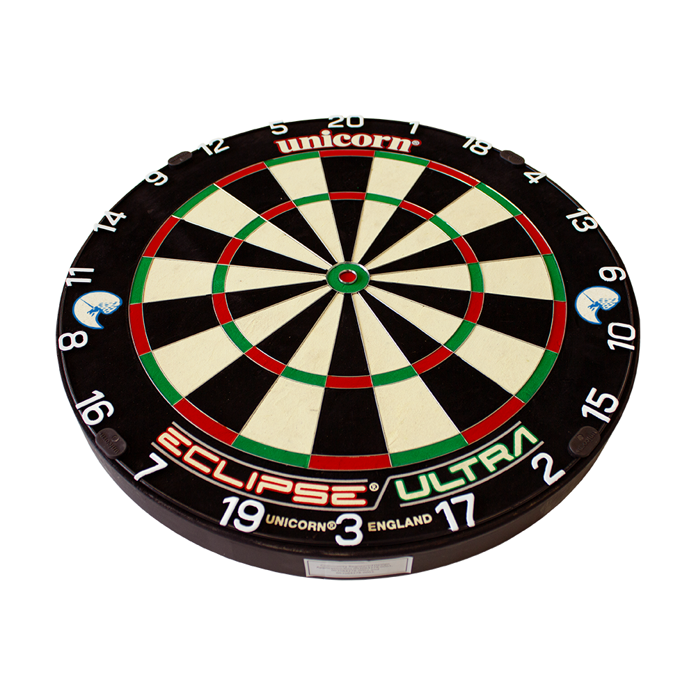 Unicorn Eclipse Ultra steel dartboard Das Bild zeigt eine Unicorn Eclipse Ultra Steeldartboard. Die Dartscheibe hat ein klassisches Design mit schwarzen, weißen, roten und grünen Feldern sowie klaren Zahlen.