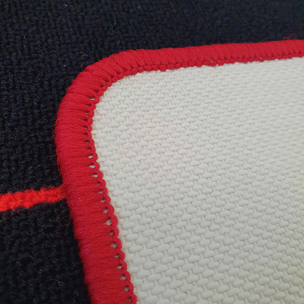 McDart Lines Dartteppich Das Bild zeigt eine Nahaufnahme des McDart Lines Dartteppichs. Deutlich sichtbar sind die rote Umrandung und die feine Gewebestruktur der Matte.