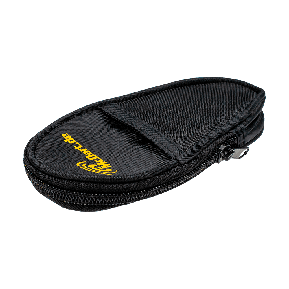 723_McDart_Slim_Case_Darttasche_Schwarz_3 Die Abbildung zeigt das Produkt "McDart Slim Case Darttasche - Schwarz". Die schwarze Darttasche hat einen Reißverschluss und ein gelbes Logo auf der Vorderseite.