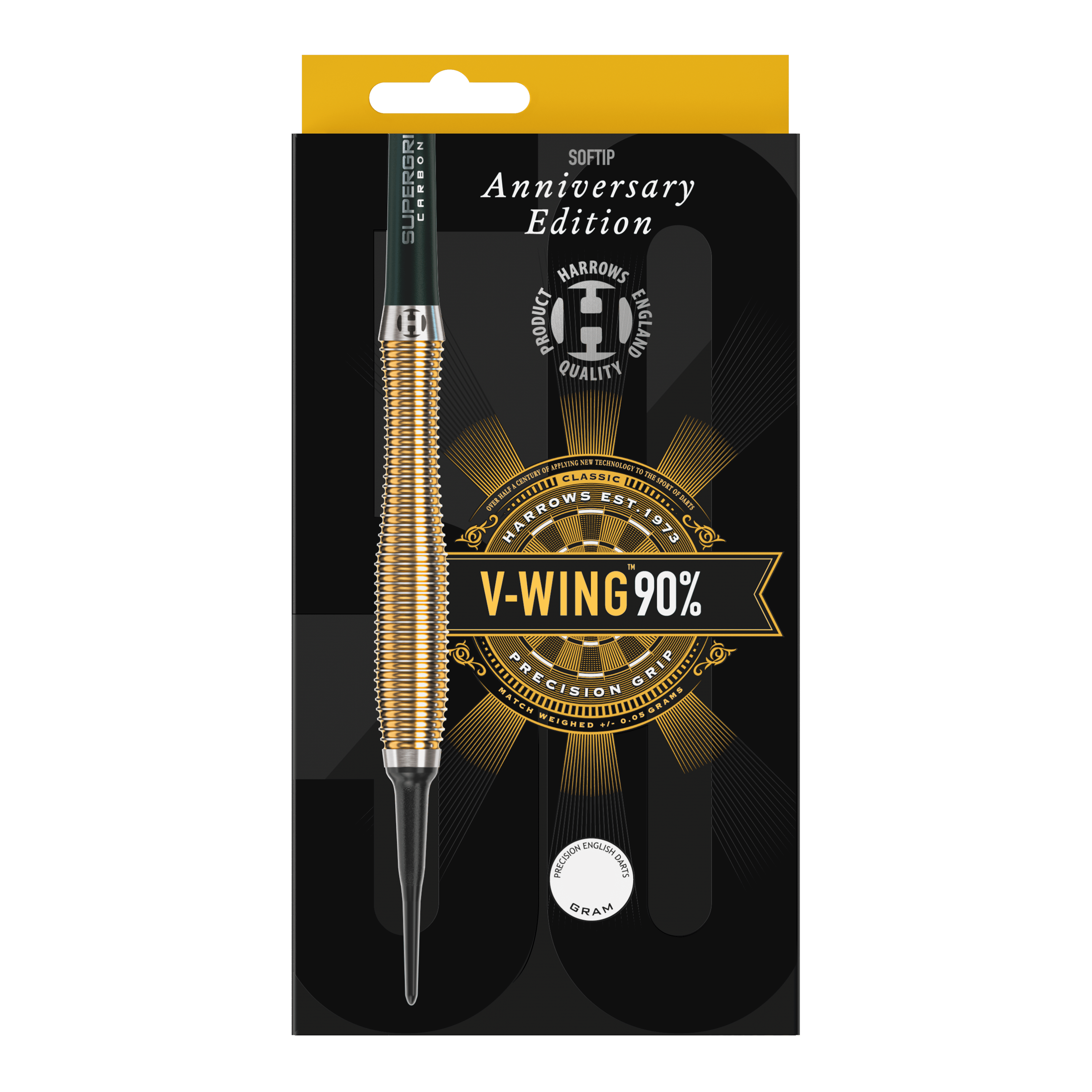 Harrows Anniversary Edition V-Wing Soft Darts - 18g Auf dem Bild ist eine Packung der "Harrows Anniversary Edition V-Wing Softdarts - 18g" zu sehen. Die Verpackung ist schwarz-gold gestaltet und hebt die Präzisionsqualität und den 90%igen Tungsten-Anteil hervor.