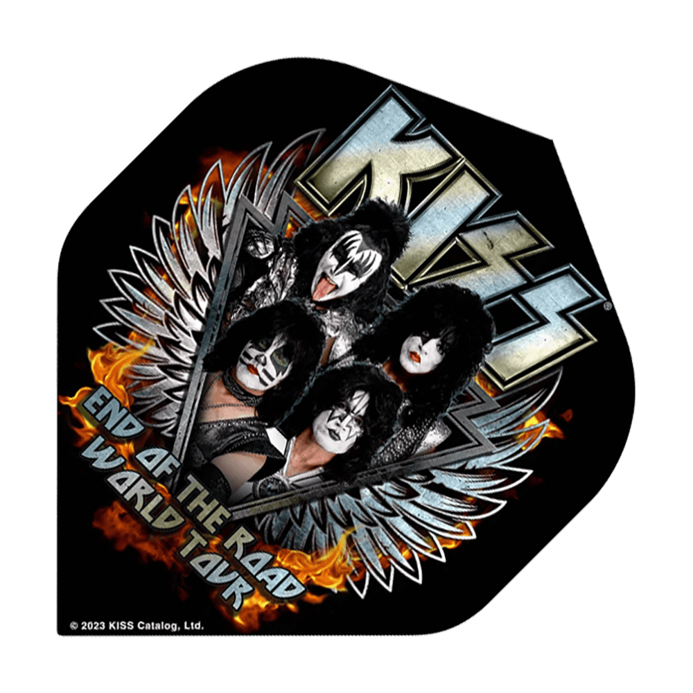Mission Kiss End Of The Road No2 Standard Flights Das Bild zeigt ein Dart-Flight mit dem Motiv der Band KISS und dem Schriftzug "End of the Road World Tour". Im Hintergrund sind Flammen und silberne Flügel zu sehen.